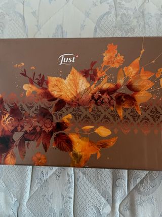 Scatola regalo con prodotti magliette e accessori