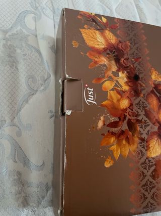 Scatola regalo con prodotti magliette e accessori