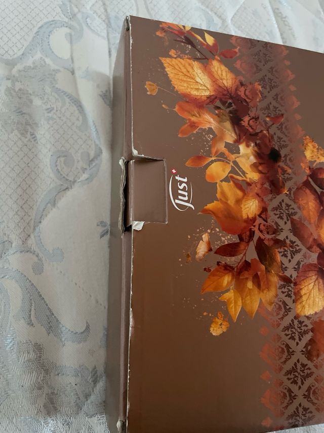 Scatola regalo con prodotti magliette e accessori