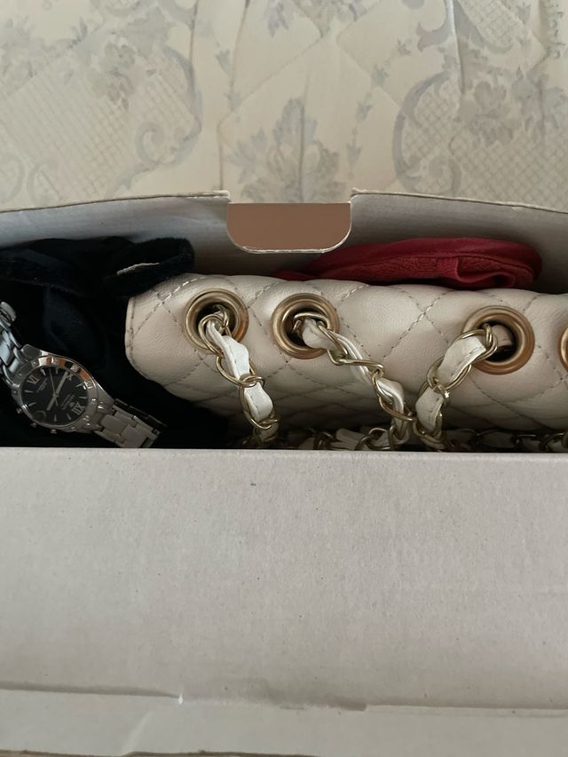 Scatola regalo con prodotti magliette e accessori