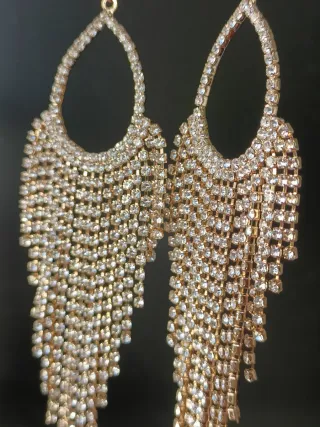 Pendientes largos dorados con incrustaciones