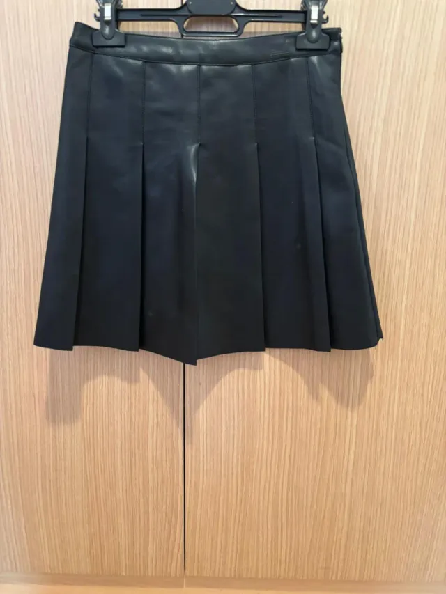 Falda de cuero negra con tablas