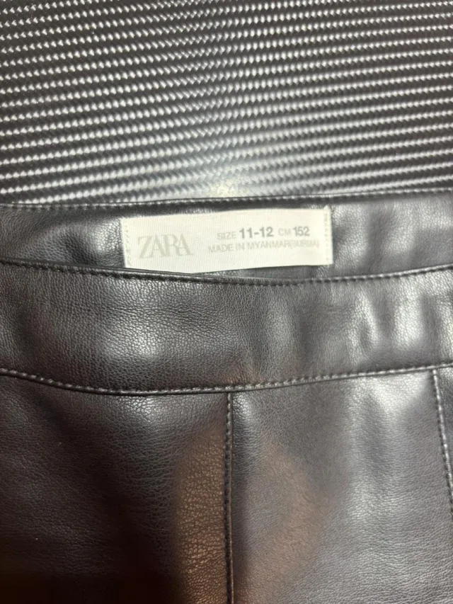 Falda de cuero negra con tablas