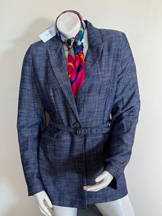 Blazer tipo americana azul con cinturón