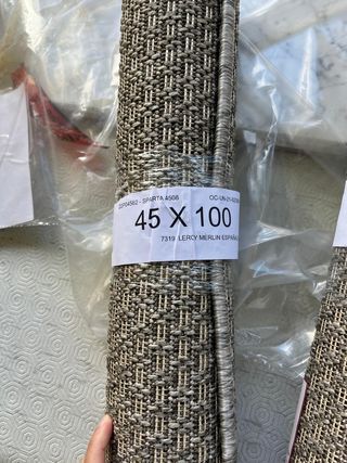 Dos alfombras color gris claro