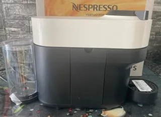 Cafetera Nespresso Krups Blanca y Negra