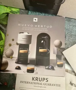 Cafetera Nespresso Krups Blanca y Negra