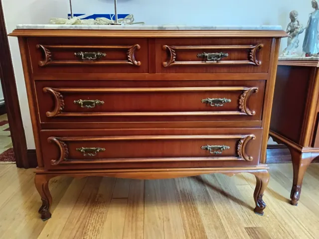 Cómoda de madera con tapa de mármol