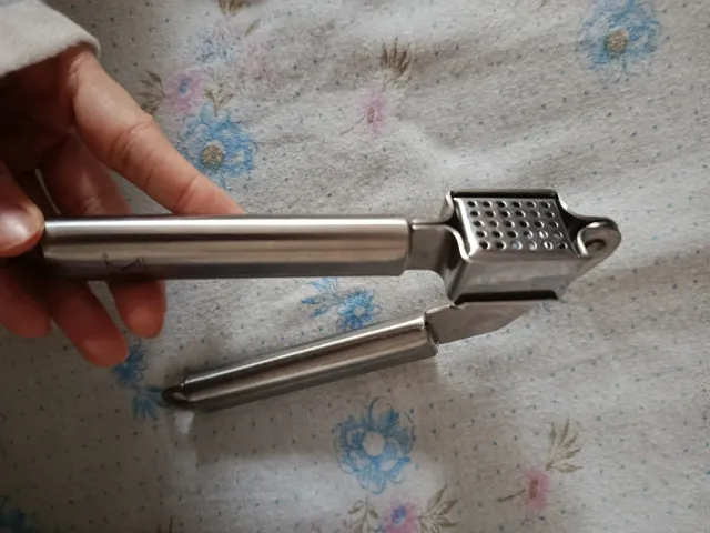 Picador de ajos de metal