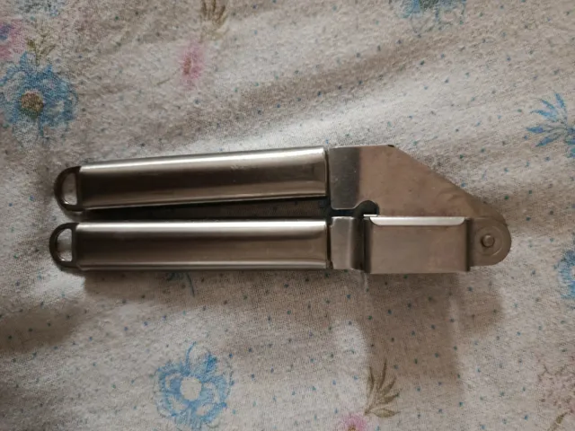 Picador de ajos de metal