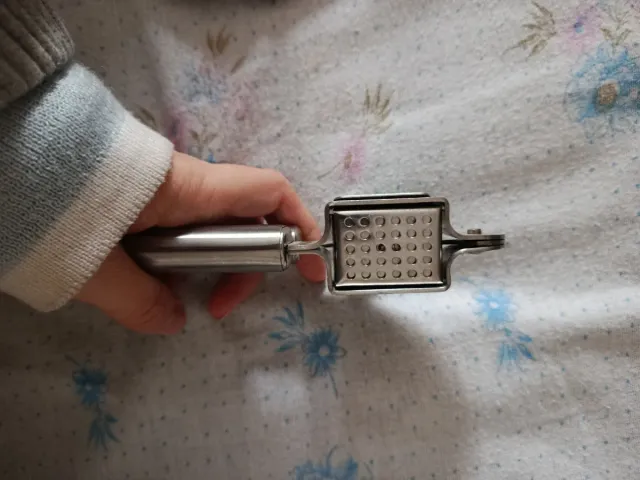 Picador de ajos de metal