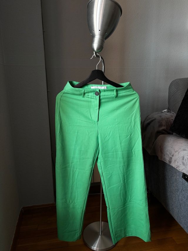 Pantalón vestir Bershka verde talla 36