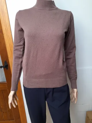 Jersey cuello alto color topo