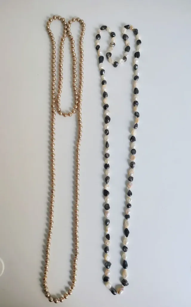 Dos collares de perlas doradas y multicolor