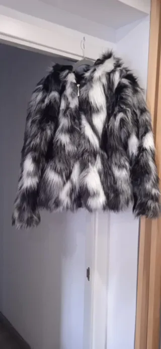 Abrigo moderno y cálido con capucha