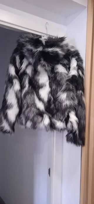 Abrigo moderno y cálido con capucha