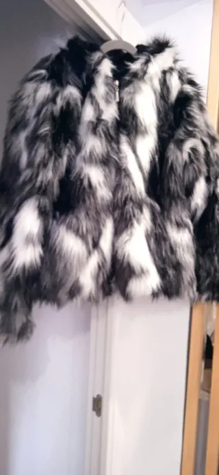 Abrigo moderno y cálido con capucha