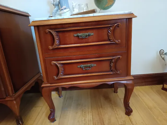 Mesita de noche de madera con mármol