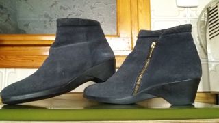 Botines Plumers. Tacón cuña. Piel Ante Azul. T-39