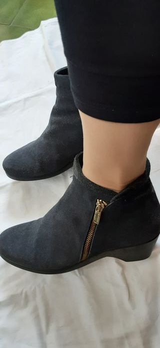 Botines Plumers. Tacón cuña. Piel Ante Azul. T-39