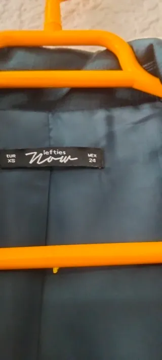 Americana azul con botón plateado y brillo arrugad