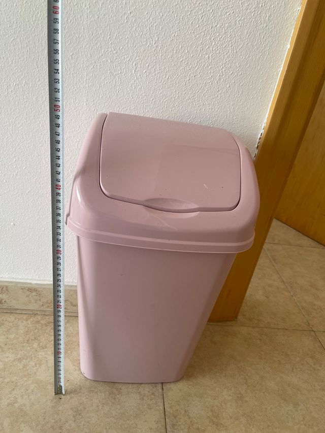 Papelera rosa con tapa abatible