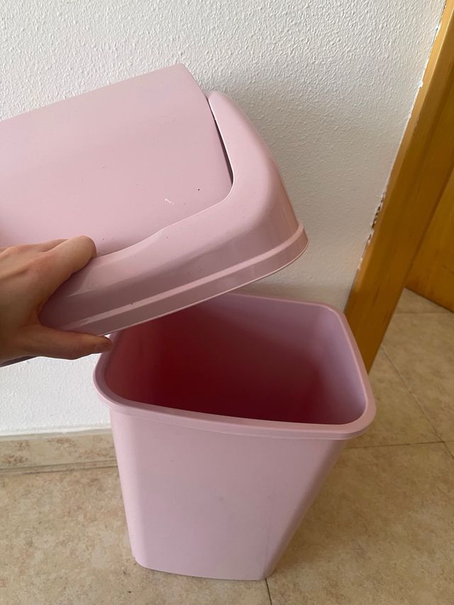Papelera rosa con tapa abatible