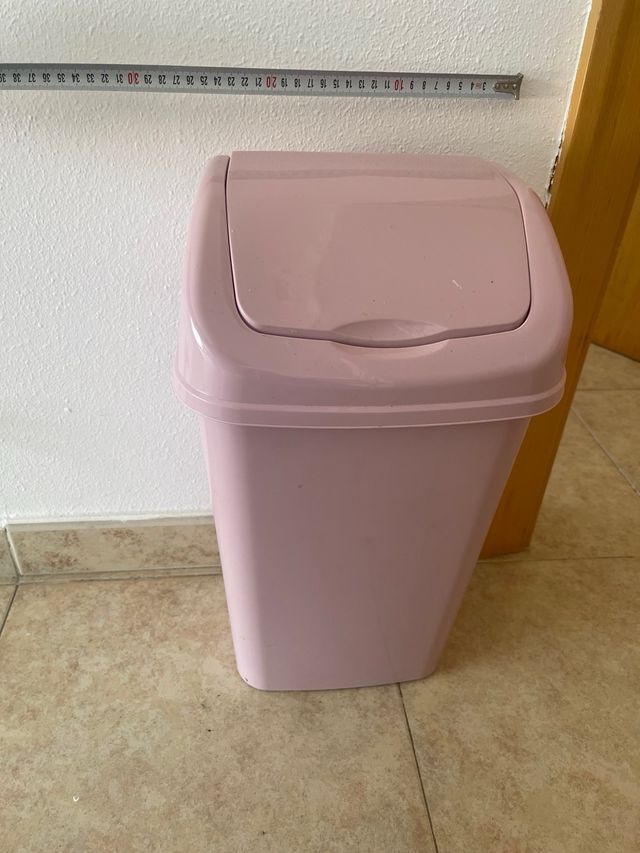 Papelera rosa con tapa abatible