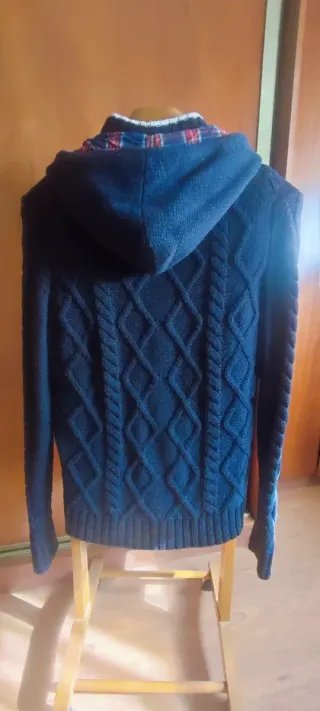 Sudadera de punto azul con capucha.