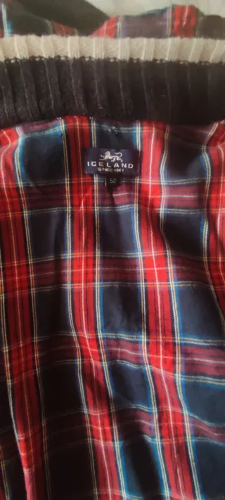 Sudadera de punto azul con capucha.