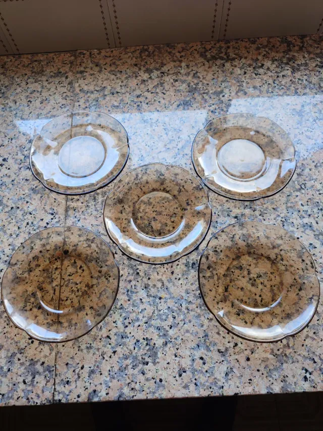 Confezione da 5 piccoli piatti in vetro ambra