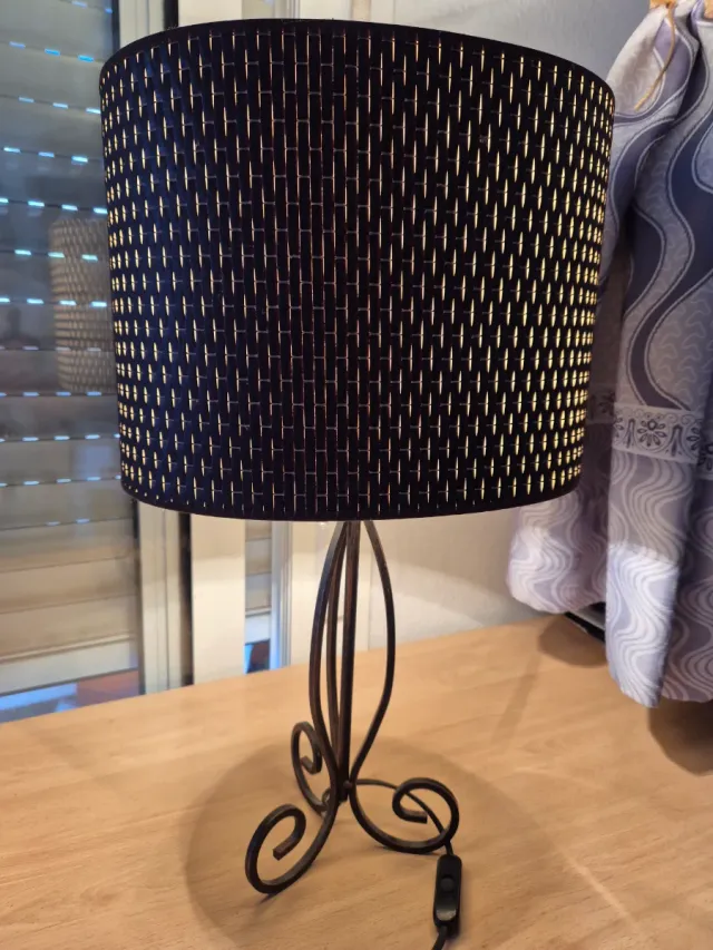 Lámpara de forja negra y dorada