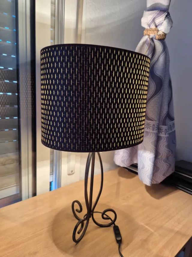 Lámpara de forja negra y dorada