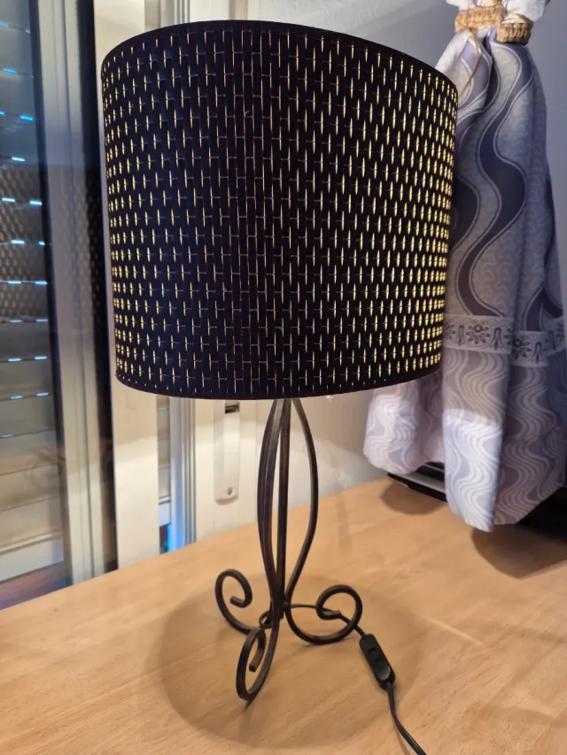 Lámpara de forja negra y dorada