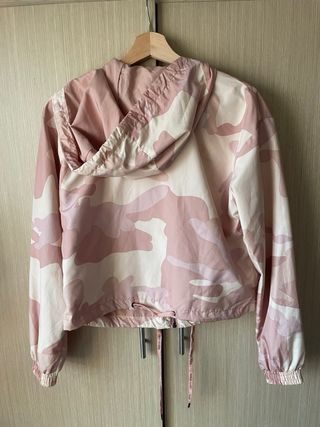 Chaqueta Bershka camuflaje rosa y blanco