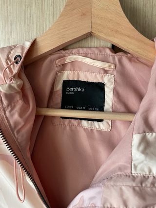 Chaqueta Bershka camuflaje rosa y blanco