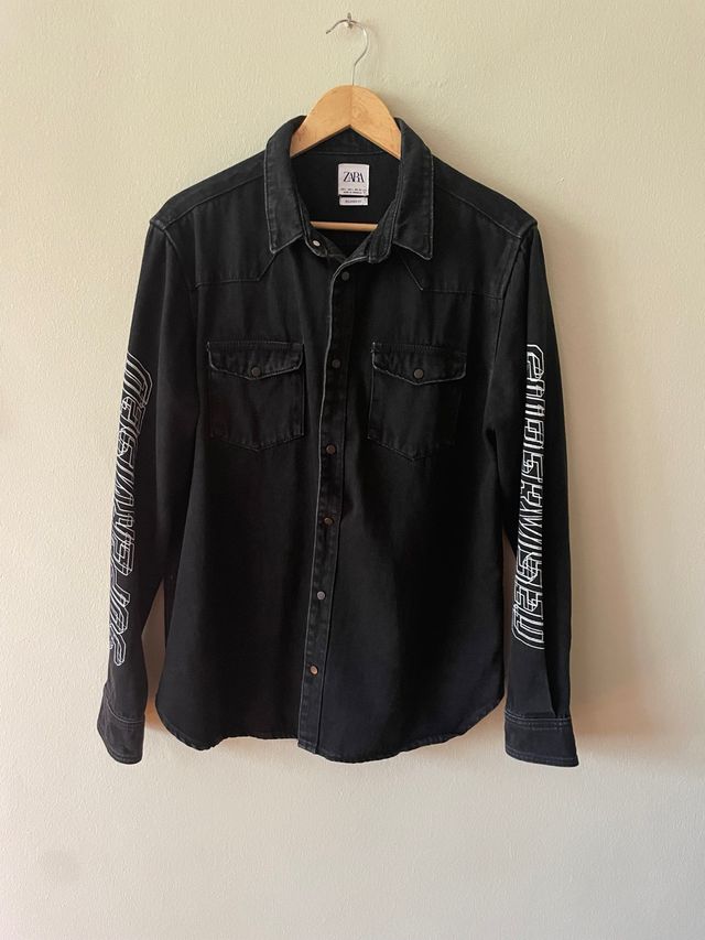 Sobrecamisa ZARA negra con estampado blanco