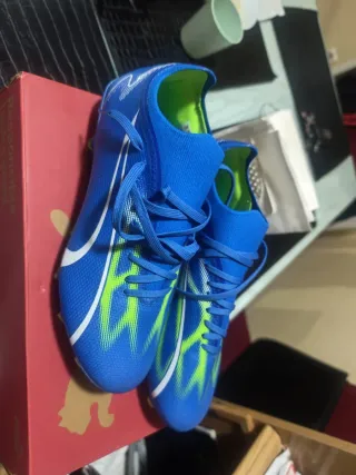 Botas de fútbol azules y verdes Puma