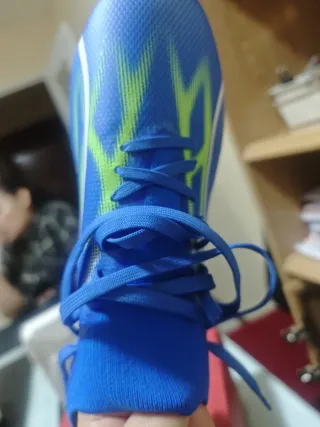 Botas de fútbol azules y verdes Puma