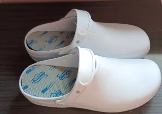 Zuecos sanitarios blancos talla 41 sin estrenar