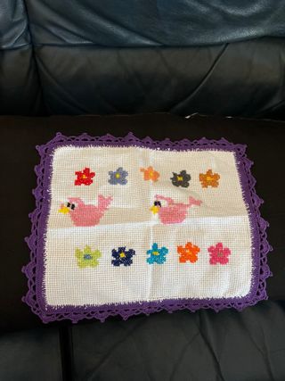 Centrino uncinetto con uccellini e fiori