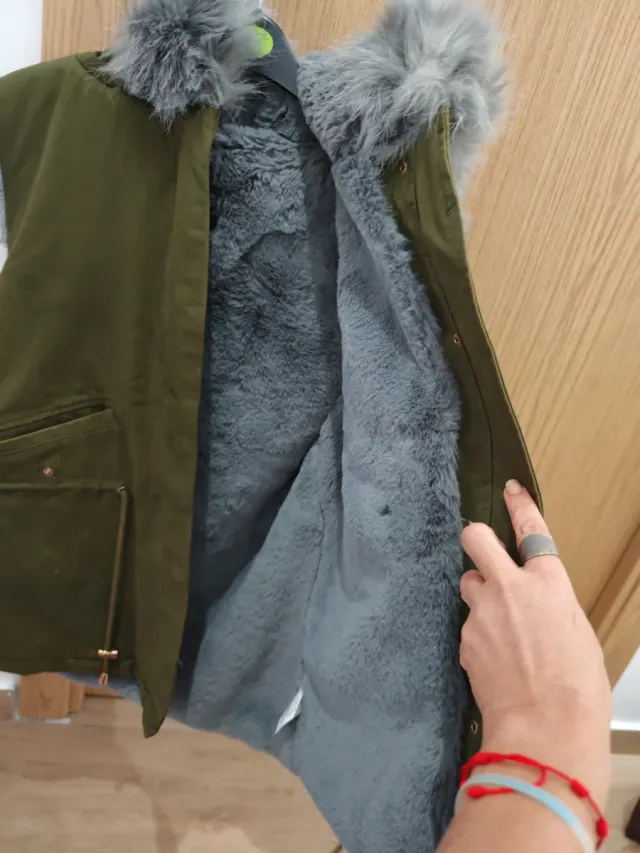 Chaleco verde con capucha y pelo