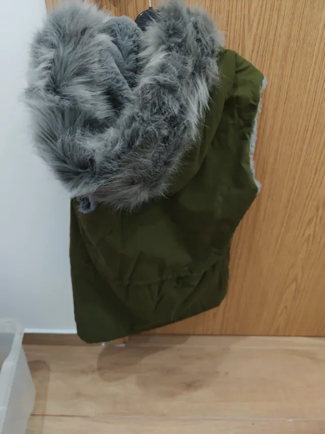 Chaleco verde con capucha y pelo