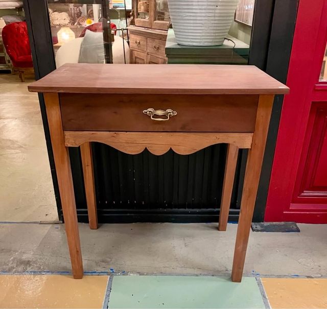 Escritorio de madera con cajón