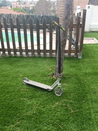 Patín de freestyle plateado