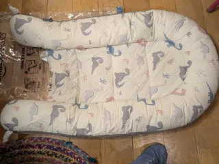 Cojin nido bebé reductor dinosaurios.