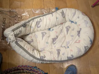 Cojin nido bebé reductor dinosaurios.