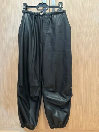 Pantalón largo efecto piel negro