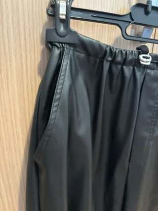 Pantalón largo efecto piel negro