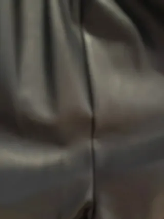 Pantalón largo efecto piel negro